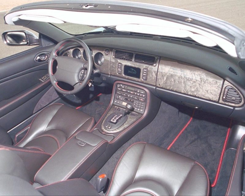 Gli interni della Jaguar XKR Silverstone in legno d'acero