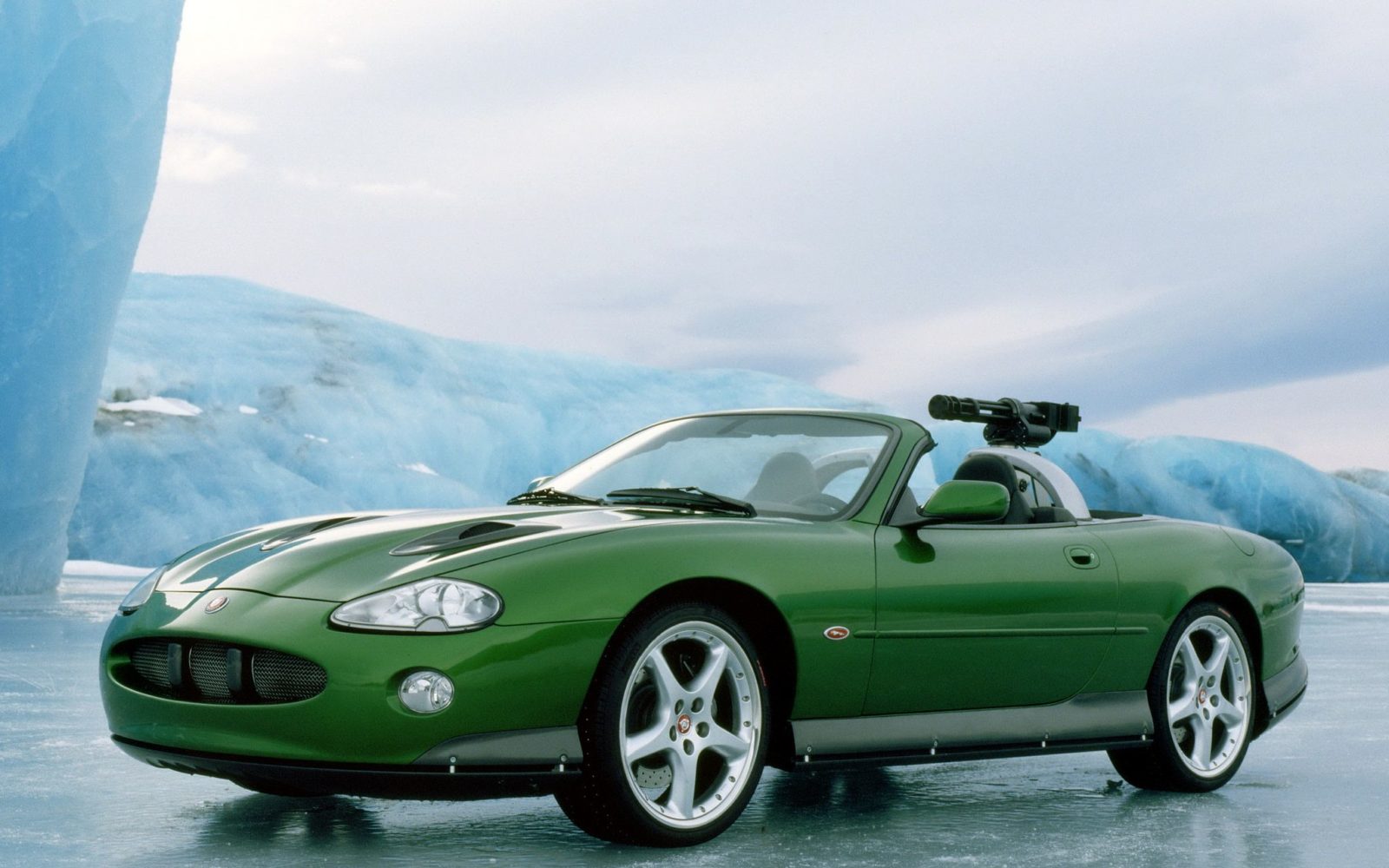 Jaguar XKR nella versione del film 007 Il domani non muore mai